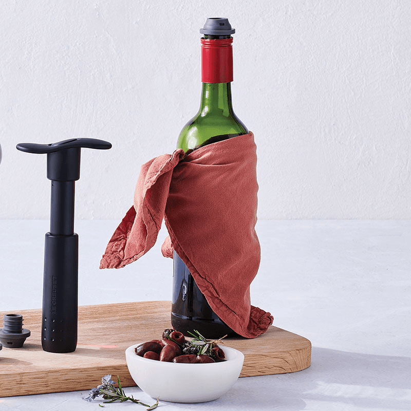 Wine Preserving Pump & 3 Stoppers, Black