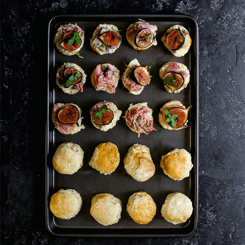 Roast pan and oven tray, 34 x 26cm (roaster) - 39 x 27cm (tray)