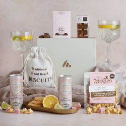 Image showing the Gin and Treats Hamper product.