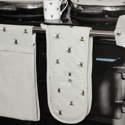 Image showing the Bees Double oven glove, 18 x 84cm product.